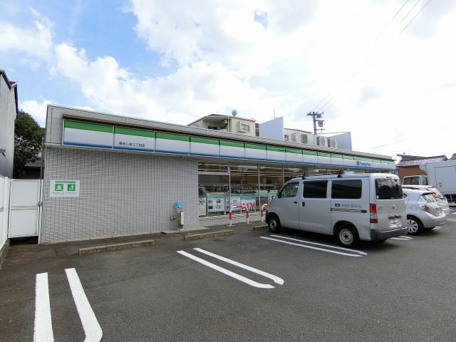 コンビニ　ファミリーマート（コンビニ）まで710m