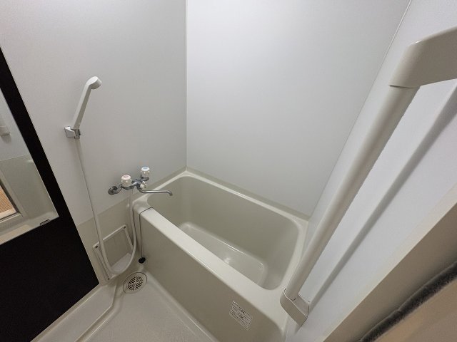 バス・シャワールーム　コンパクトで使いやすいお風呂です