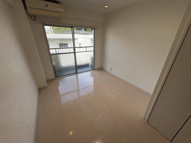 その他部屋・スペース　落ち着いた色調の寝室です