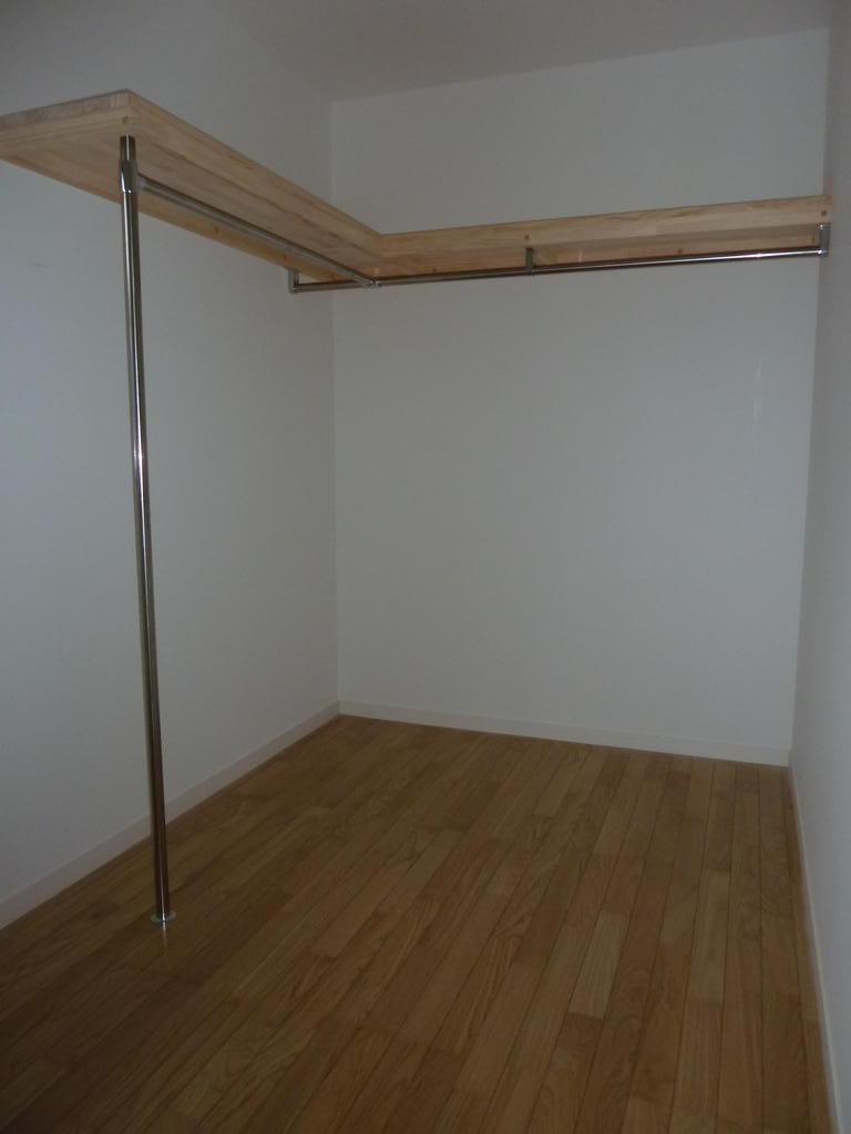 収納　たっぷり掛けられるウォークインクローゼットです