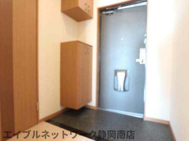 玄関　収納もある玄関です