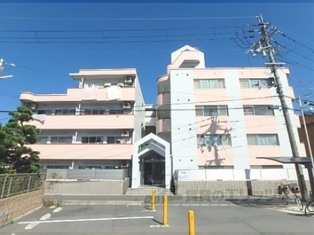 京都市右京区嵯峨石ケ坪町のマンションの建物外観