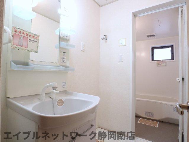 洗面設備　明るい洗面所です