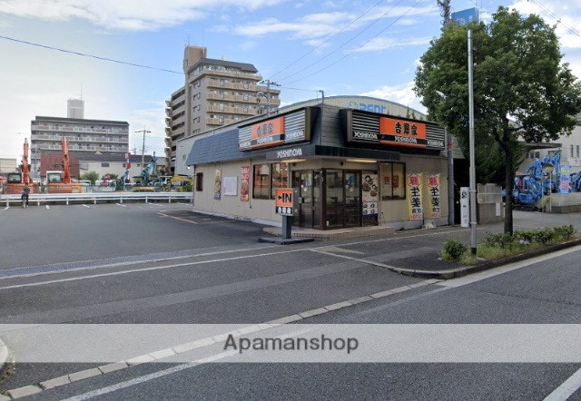 飲食店　吉野家（飲食店）まで910m