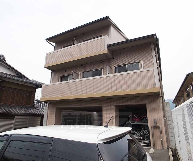 京都市山科区小山鎮守町のマンションの建物外観