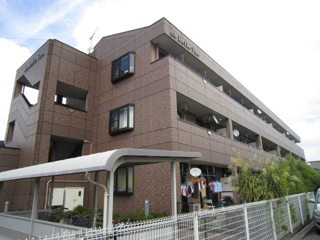 小田原市中里のマンションの建物外観