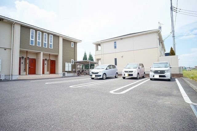 【太田市岩松町のアパートの駐車場】