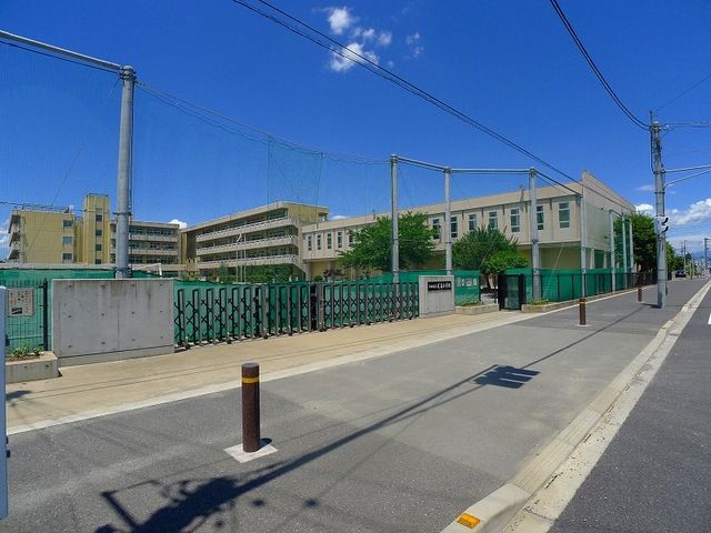 【太田市岩松町のアパートの小学校】