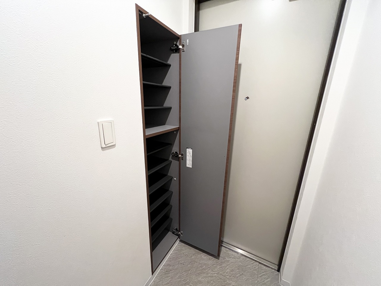 玄関　写真は3階のものです。