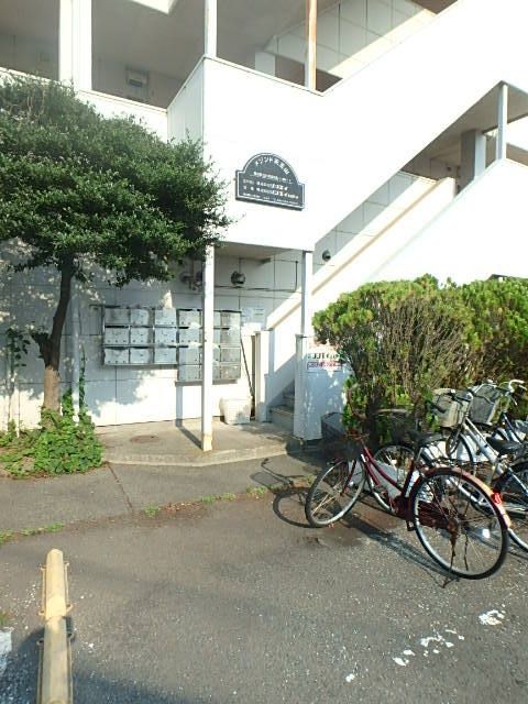 【立川市高松町のマンションのエントランス】