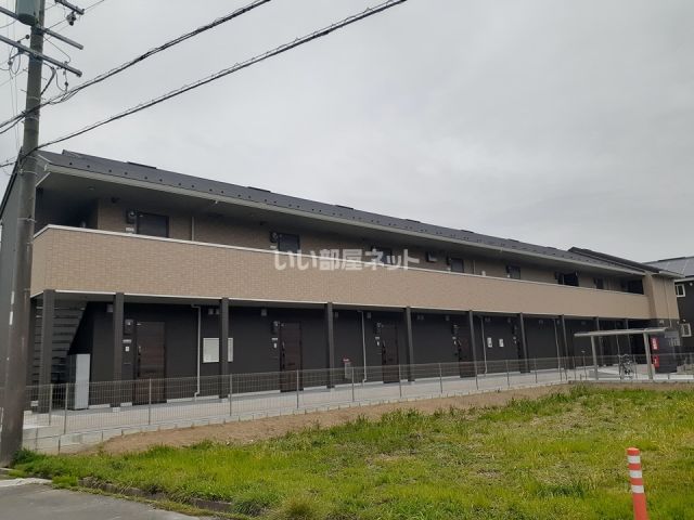 三重郡菰野町大字潤田のアパートの建物外観