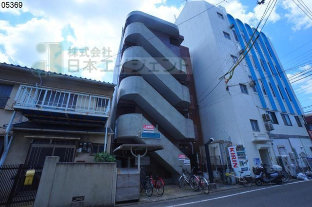 松山市中一万町のマンションの建物外観