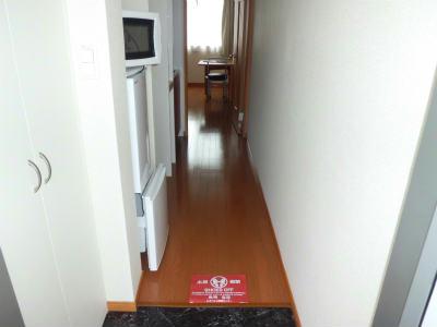 玄関　通路の奥が居室です。