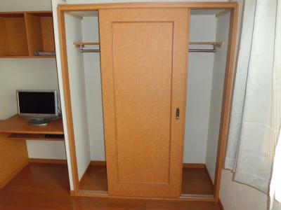 収納　コートも掛けられるクローゼット。