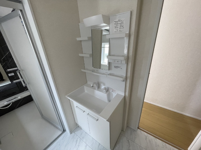 洗面設備　シャワー付き独立洗面台です
