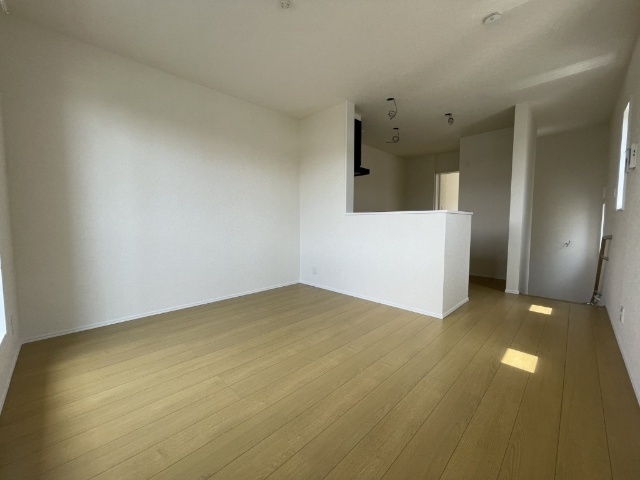 居室・リビング　二面採光の明るいリビングです