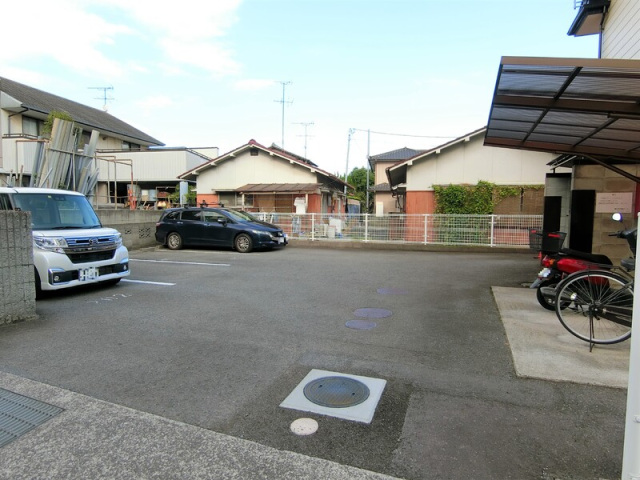 【フォブール久保の駐車場】
