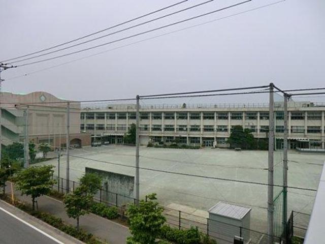 【シャン・ド・フルールの小学校】