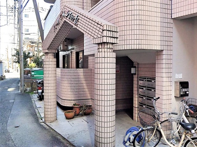 【川崎市多摩区登戸のマンションのエントランス】