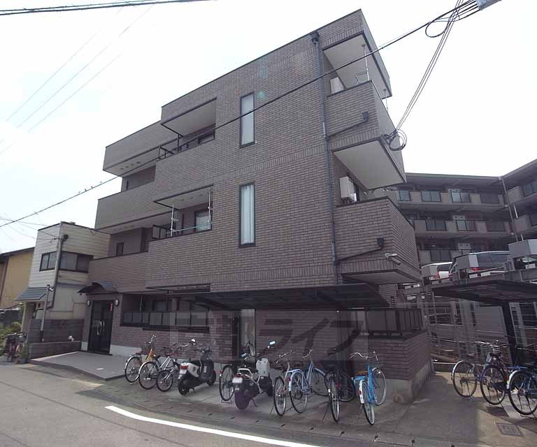 【京都市右京区嵯峨罧原町のマンションの建物外観】