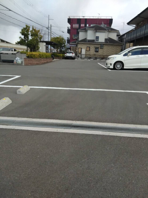 【堺市中区深井畑山町のアパートの駐車場】