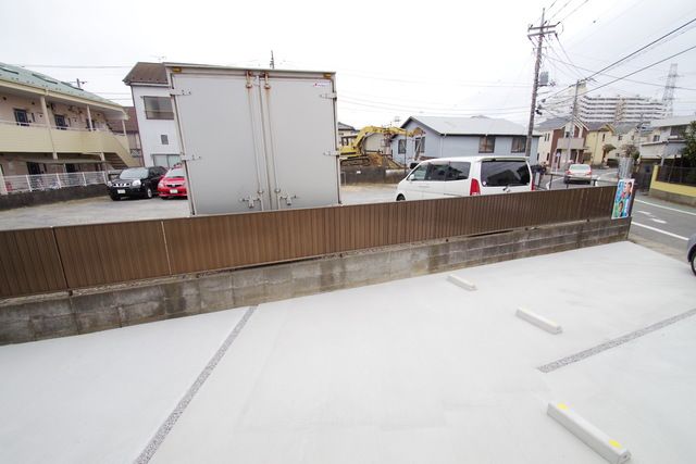 【稲城市東長沼のアパートの駐車場】