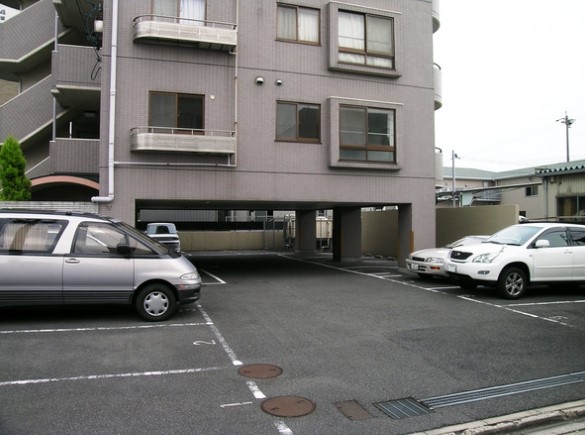 【名古屋市昭和区福江のマンションの駐車場】