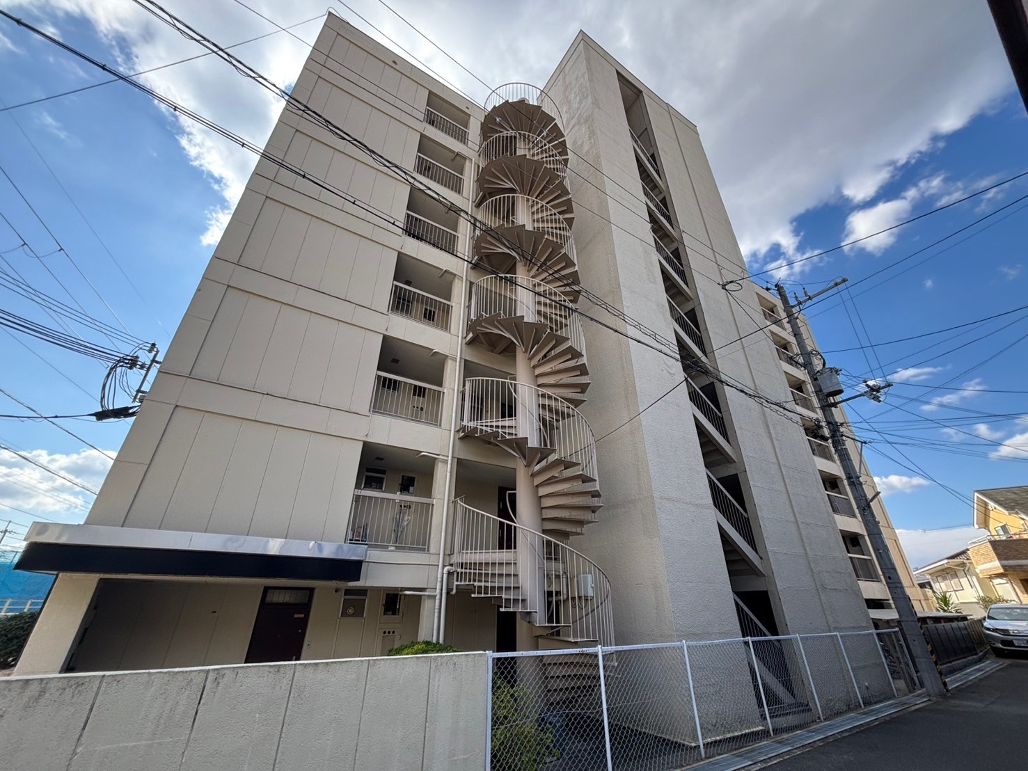 箕面市箕面のマンションの建物外観