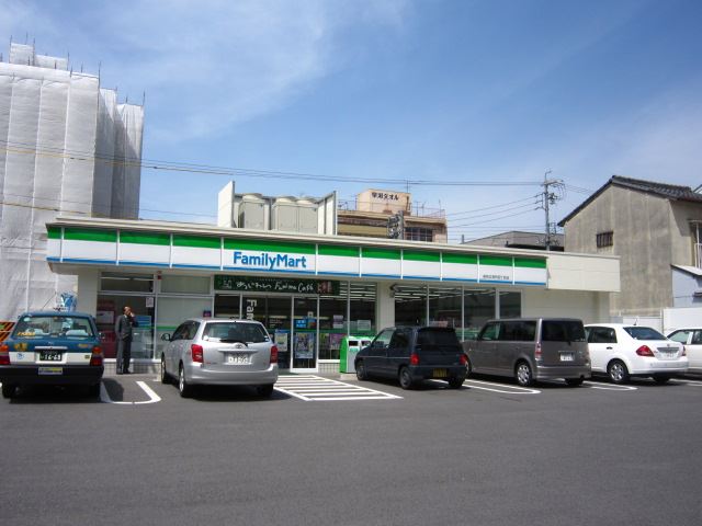 コンビニ　ファミリーマート（コンビニ）まで530m