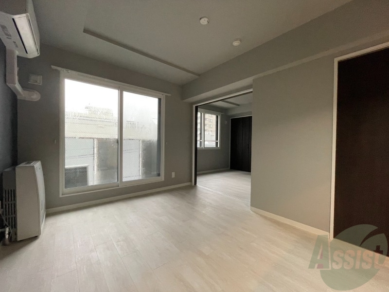 居室・リビング　リビングです。窓が大きくて明るいですね！