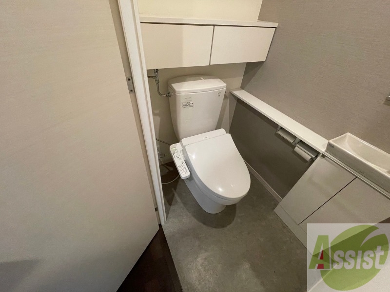 トイレ　トイレには手洗い場も付いていて便利です。