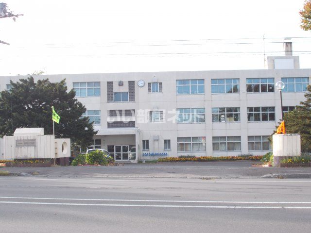 中学校　恵庭市立柏陽中学校（中学校）まで897m