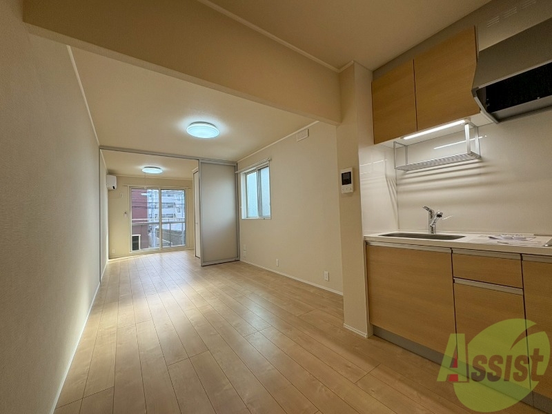 居室・リビング　こちらは９．６帖のリビングになります。広々していますね。