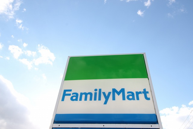 コンビニ　ファミリーマート小鶴新田店（コンビニ）まで550m