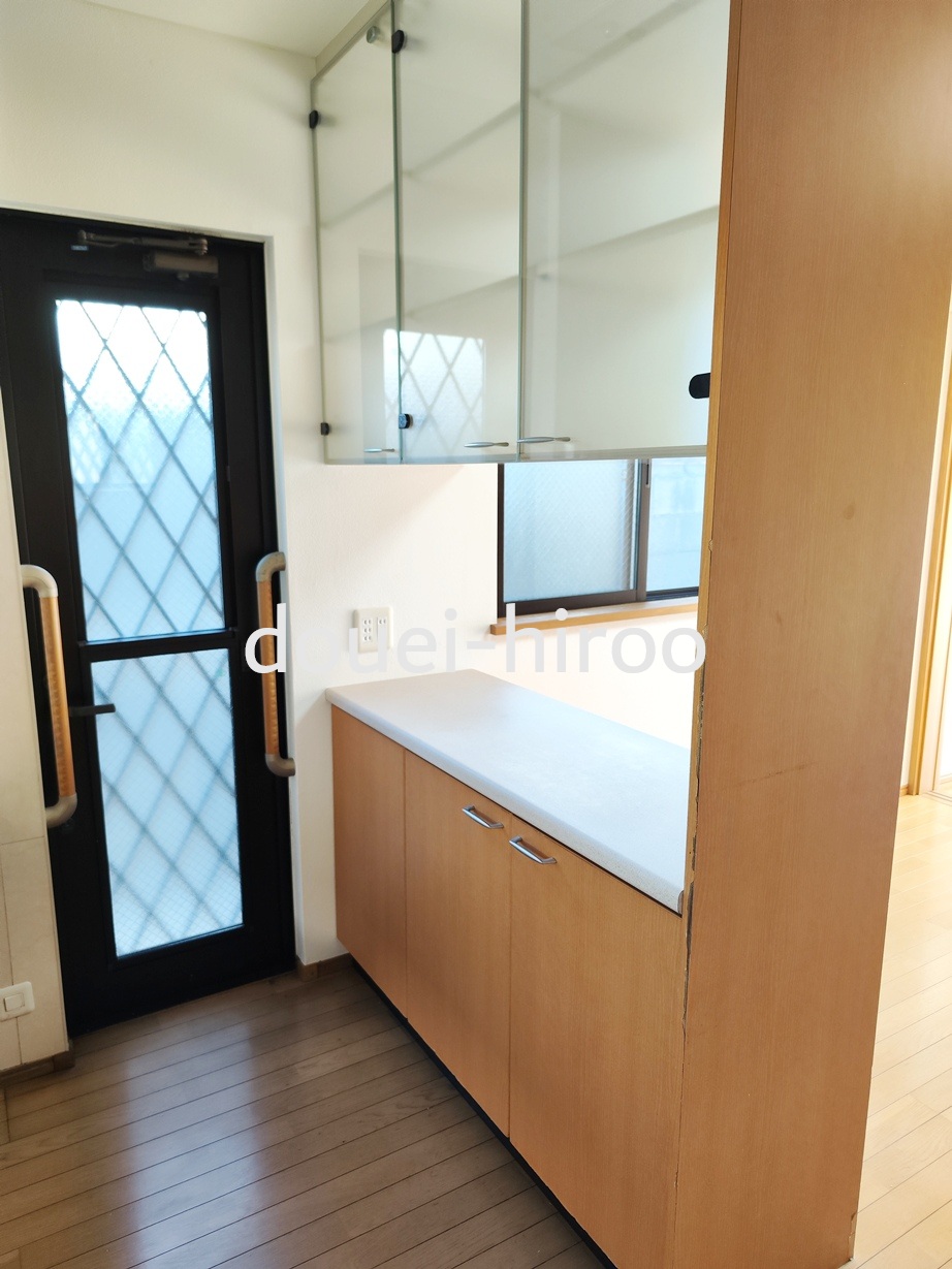 その他設備　キッチン奥にある勝手口です。