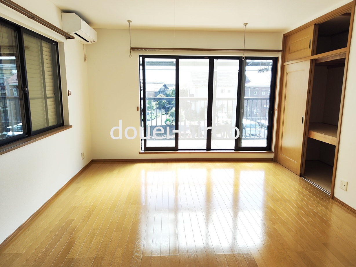 その他部屋・スペース　２階洋室９．８帖です。２面採光で明るいお部屋です。