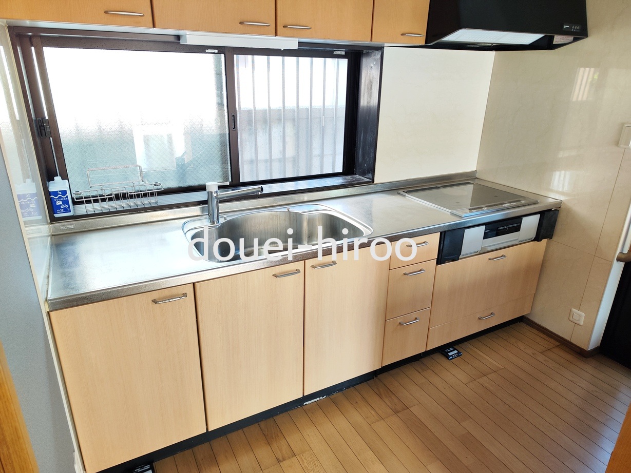 キッチン　グリル付き３口ＩＨコンロでお料理もはかどります。