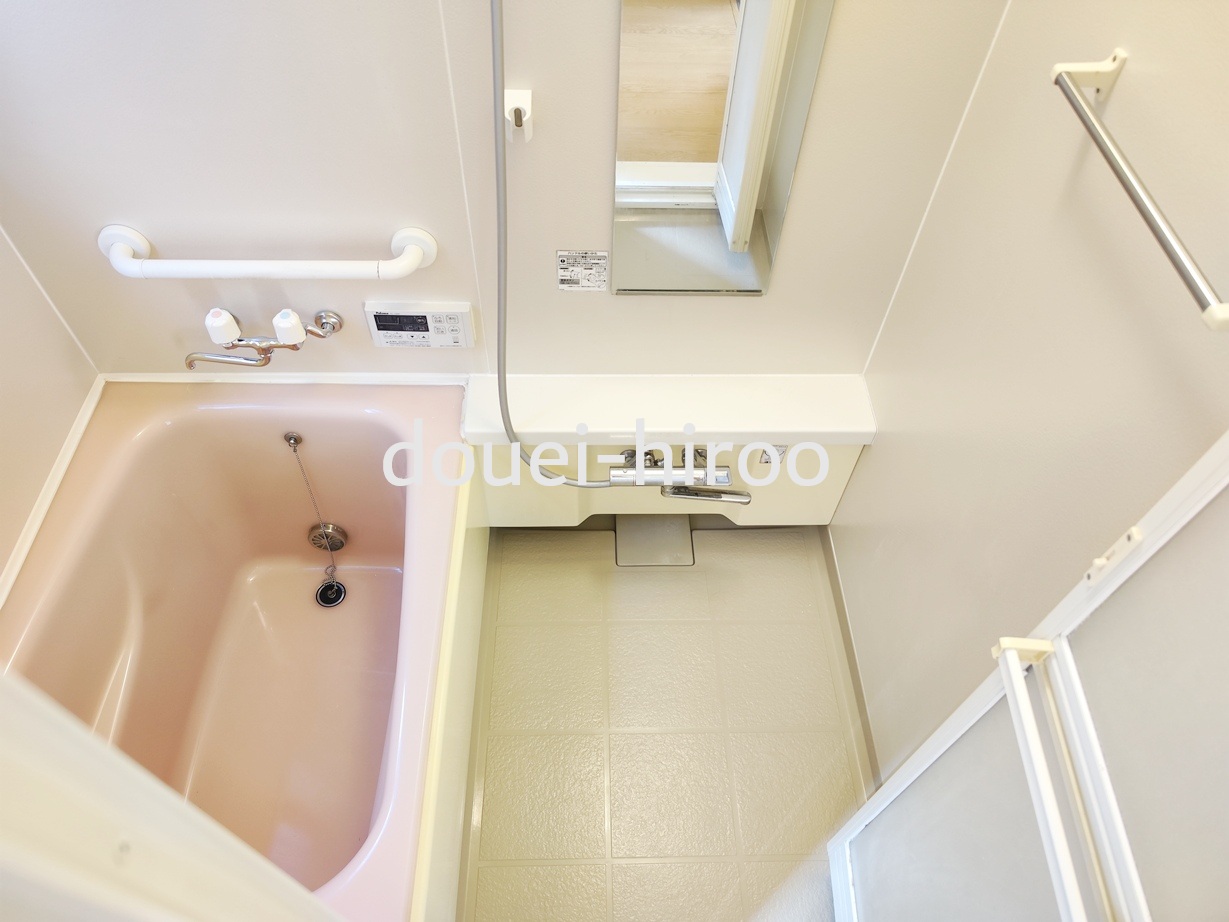 バス・シャワールーム　追い焚き機能付きバスです。手すりもあり安心です。