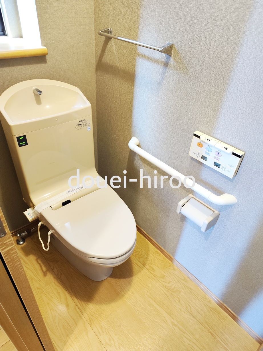 トイレ　温水洗浄便座付きのトイレで、小窓もございます。