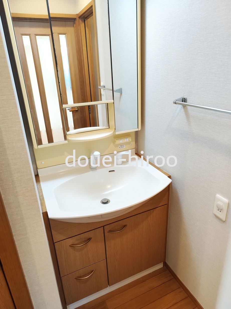 洗面設備　３面鏡の独立洗面台で身支度もばっちり。