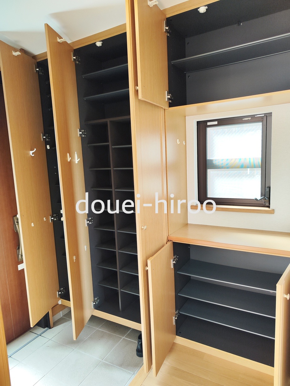 玄関　玄関左側の収納です。靴が多くても安心ですね。