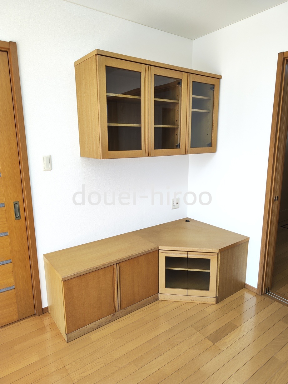 収納　空中に収納棚があり、収納を兼ねたテレビ台もございます。