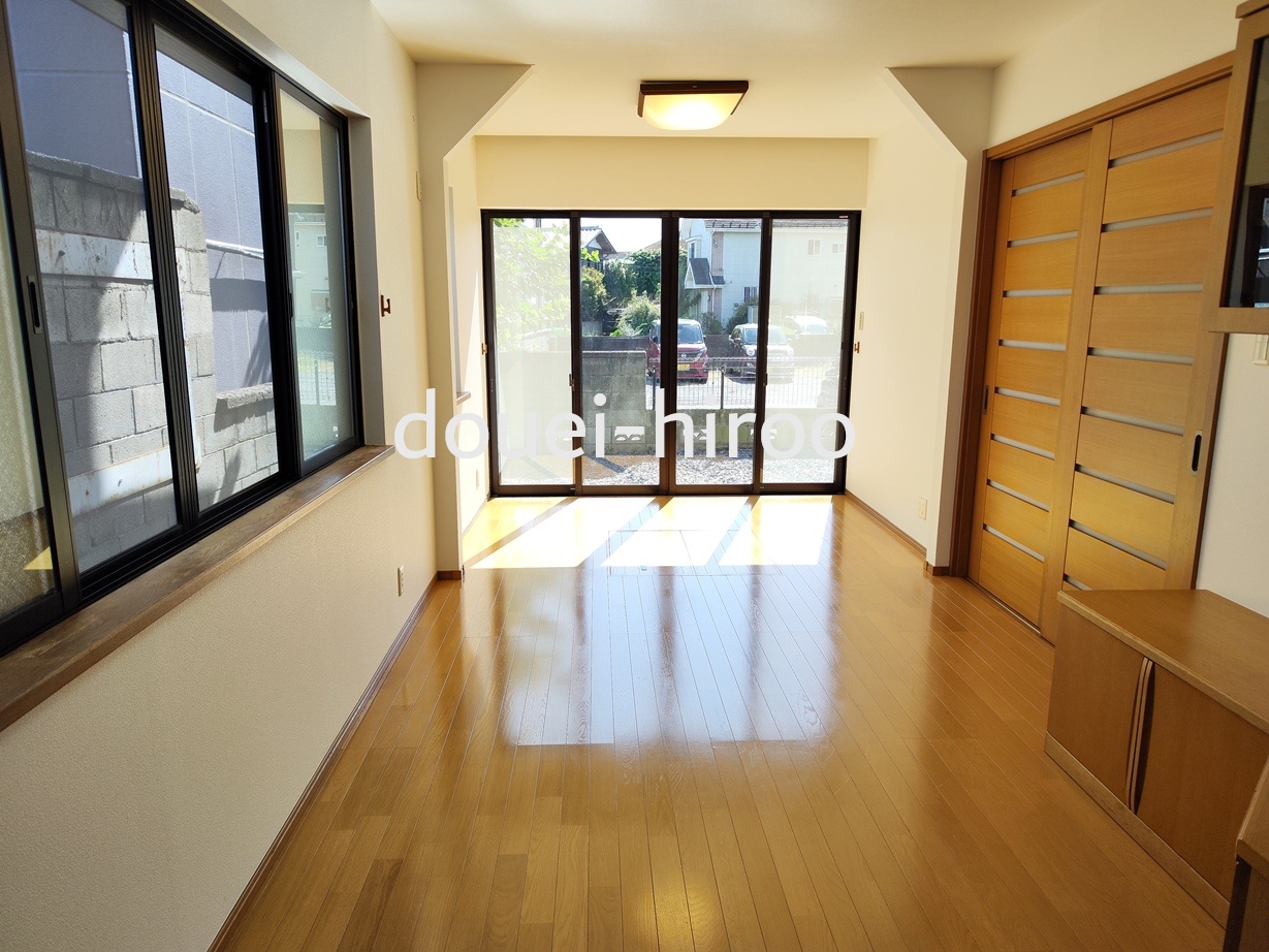 居室・リビング　：１階洋室８．８帖です。