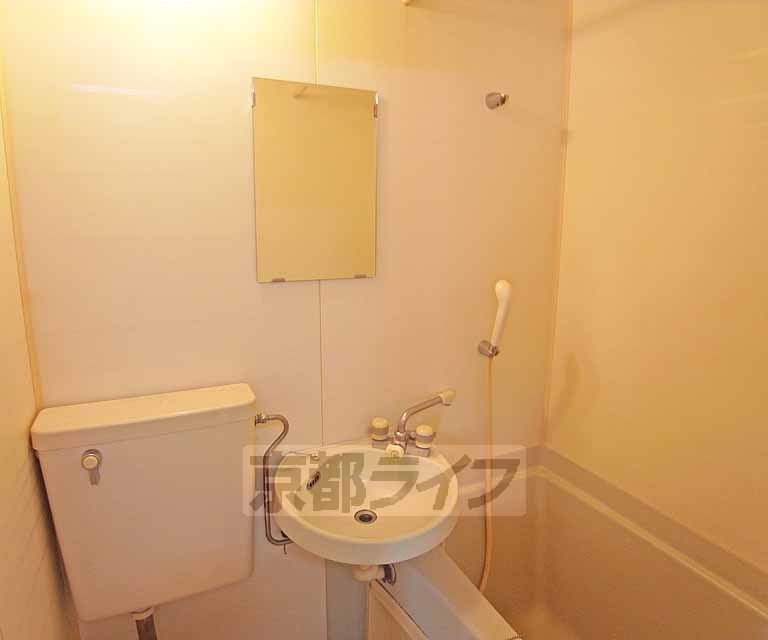 洗面設備　洗面所に鏡もついています。