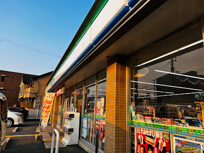 コンビニ　ファミリーマート 南吹田一丁目店（コンビニ）まで736m