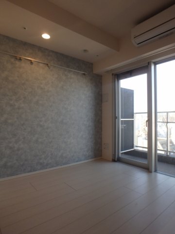 居室・リビング　落ち着いた色合いの床材を使用した居住空間です。