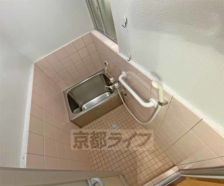 バス・シャワールーム　広い窓付きの浴室です。