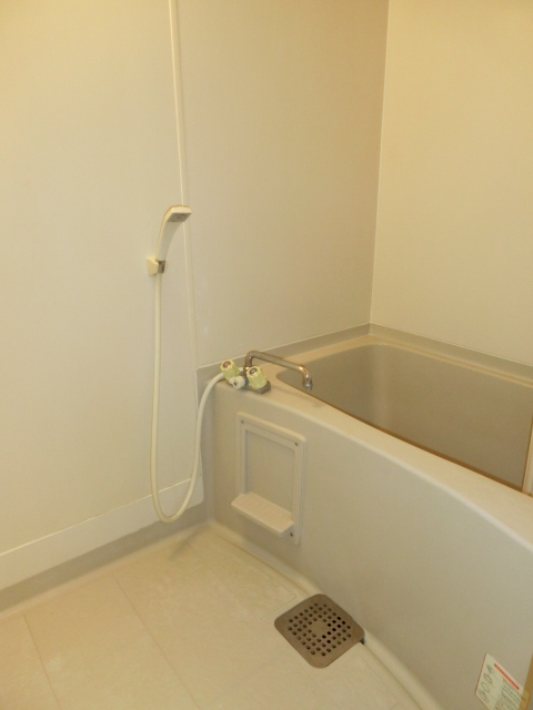 バス・シャワールーム　清潔感のあるバスルーム。