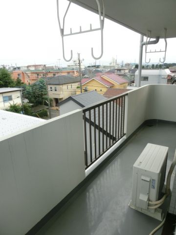 バルコニー　広い南東向きのバルコニー。