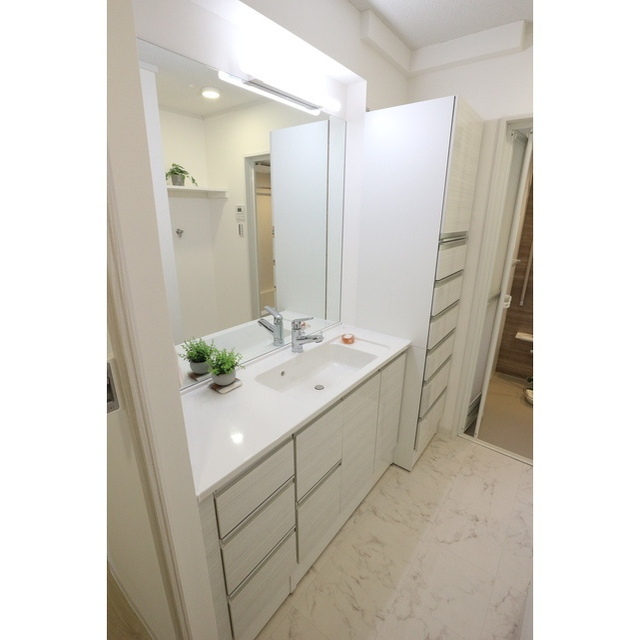 洗面設備　※家具は撮影用です。